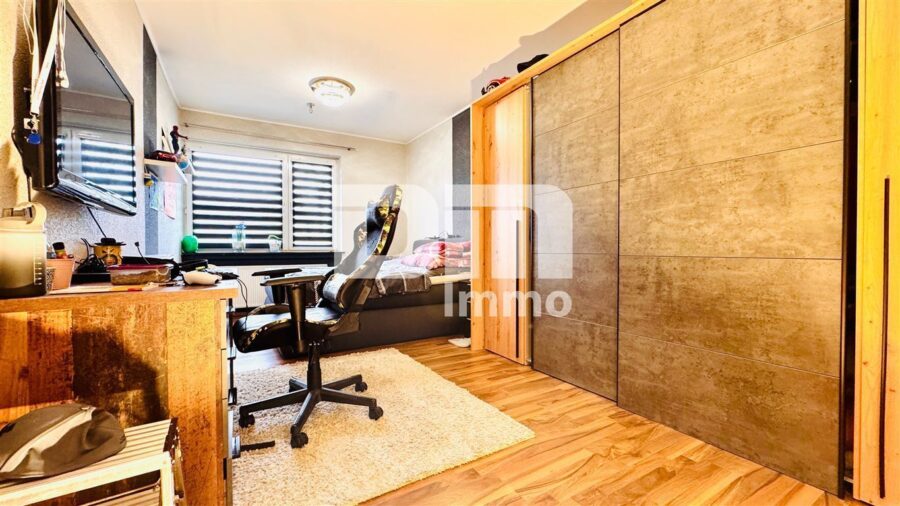 Modernisiertes Mehrfamilienhaus mit 8 Wohneinheiten und 2 Gewerbeflächen - Schlafzimmer WE3